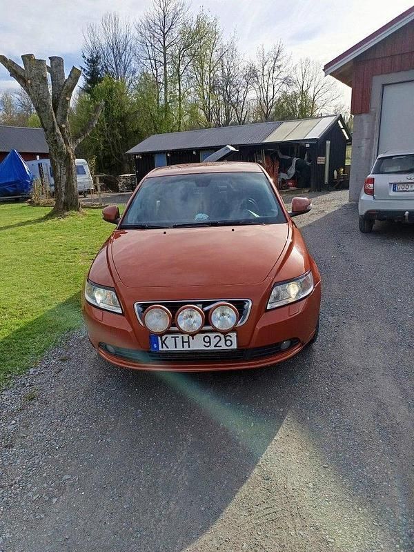 Orange Begagnad 2011 Volvo S40 Momentum Sedan | 29 000 kr (Superpris) - Bild 1/4