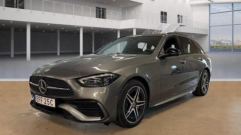 Grå Begagnad 2024 Mercedes C300e AMG line Kombi | 489 000 kr (Superpris) - Bild 1/2