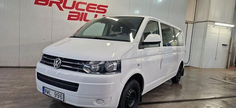 Vit Begagnad 2013 VW Caravelle Comfortline Minibuss | 144 900 kr (Marknadspris) - Bild 1/4