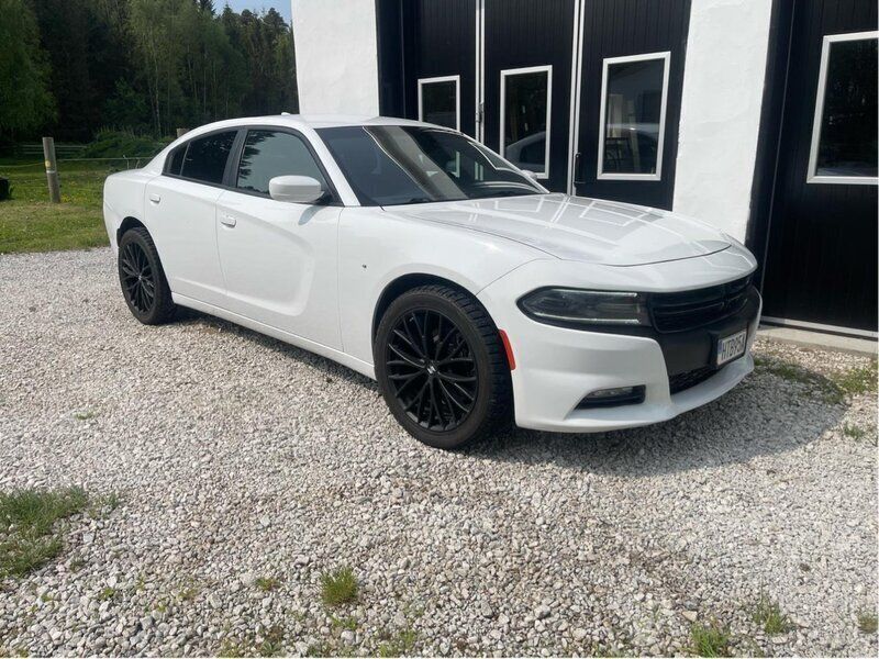 Vit Begagnad 2017 Dodge Charger Sedan | 150 000 kr - Bild 1/4