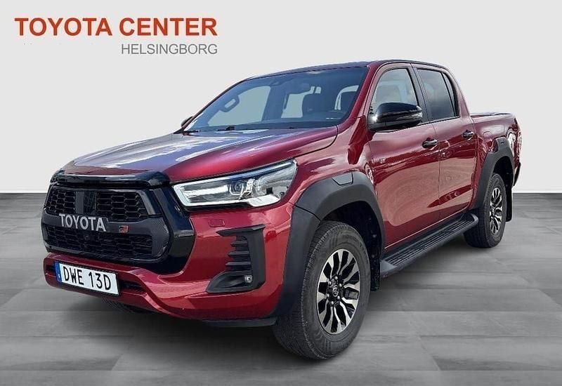 Röd Begagnad 2023 Toyota HiLux Sport Pickup | 559 500 kr (Superpris) - Bild 1/4