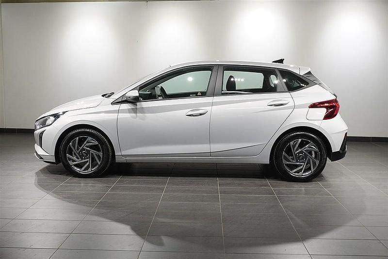 Begagnad Hyundai i20 Essential 101 HK (74 kW) 2024 Grå Halvkombi