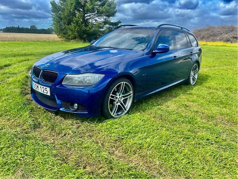Blå Begagnad 2009 BMW 330 Comfort Edition Kombi | 97 500 kr - Bild 1/4