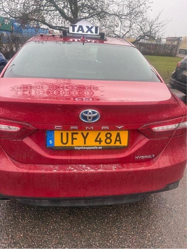 Röd Begagnad 2019 Toyota Camry Hybrid Executive Sedan | 170 000 kr (Marknadspris) - Bild 1/4