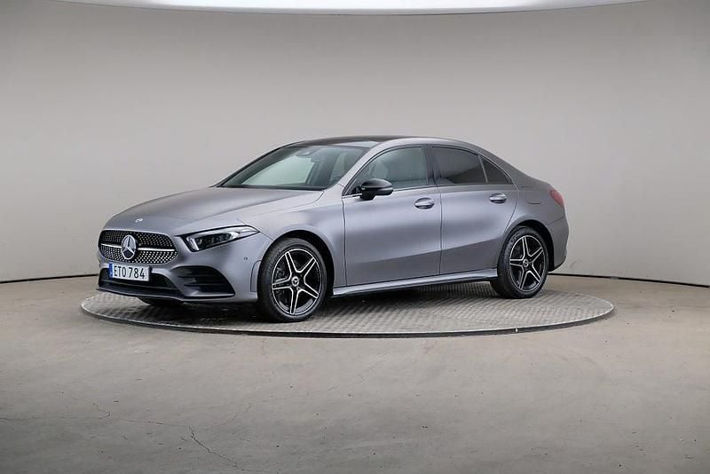 Grå Begagnad 2022 Mercedes A250 AMG Sedan | 289 000 kr (Marknadspris) - Bild 1/4