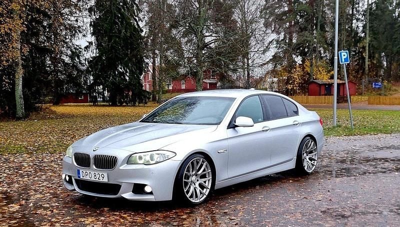 Grå Begagnad 2010 BMW 523 M Sport Sedan | 130 000 kr (Superpris) - Bild 1/4