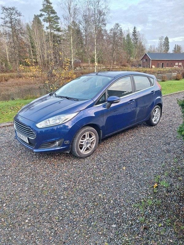 Blå Begagnad 2015 Ford Fiesta Titanium Halvkombi | 80 000 kr (Marknadspris) - Bild 1/4