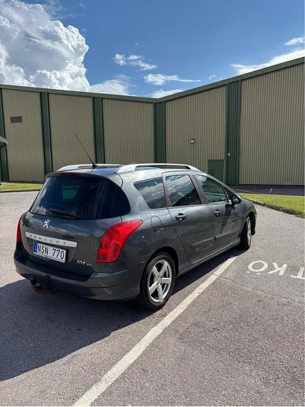 Grå Begagnad 2010 Peugeot 308 Kombi | 28 000 kr (Marknadspris) - Bild 1/4