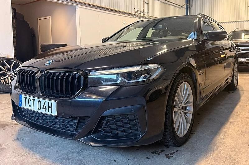 Svart Begagnad 2023 BMW 530e M Sport Kombi | 409 000 kr (Bra pris) - Bild 1/4