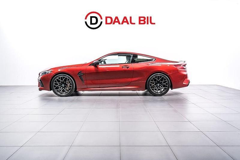 Röd Begagnad 2020 BMW M8 Competition Edition Sportkupé | 1 099 700 kr - Bild 1/4