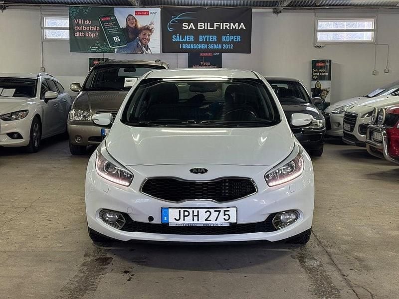 Begagnad Kia Ceed Comfort 110 HK (80 kW) 2014 Vit Halvkombi