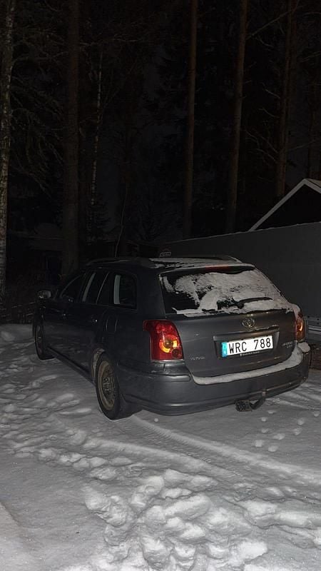 Begagnad 2005 Toyota Avensis Kombi | 22 000 kr - Bild 1/3