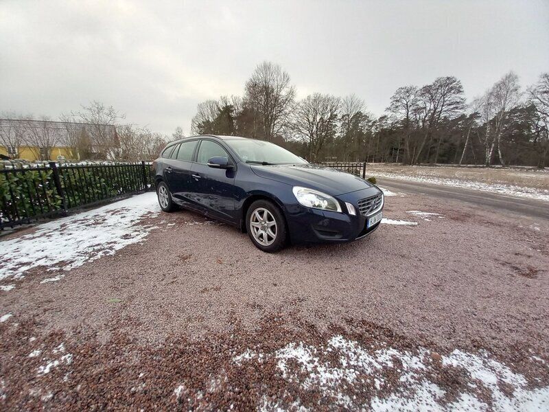 Mörkblå (blå) Begagnad 2012 Volvo V60 Momentum Kombi | 95 500 kr (Bra pris) - Bild 1/4