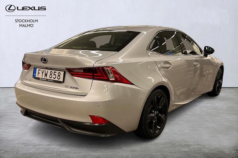 Begagnad Lexus IS300h Sport Line 226 HK (166 kW) 2016 Silver Sedan