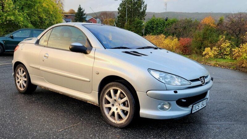 Grå Begagnad 2003 Peugeot 206 CC Cab | 29 500 kr (Marknadspris) - Bild 1/4