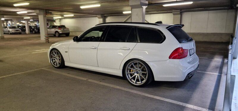Vit Begagnad 2010 BMW 335 Comfort Edition Kombi | 180 000 kr (Dyr) - Bild 1/4