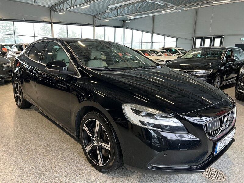 Svart Begagnad 2017 Volvo V40 Inscription Kombi | 116 900 kr (Marknadspris) - Bild 1/4