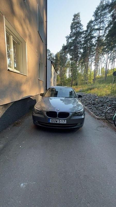 Grå Begagnad 2010 BMW 520 Sedan | 84 599 kr (Superpris) - Bild 1/4