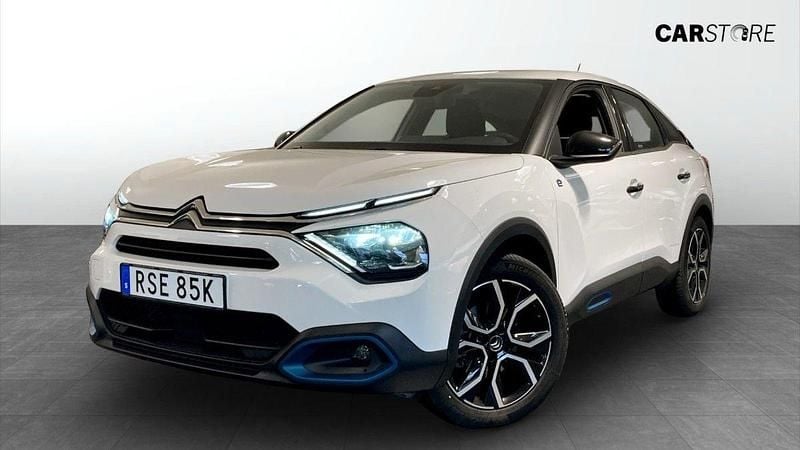 Vit (white) Begagnad 2022 Citroën e-C4 Feel Halvkombi | 174 900 kr (Marknadspris) - Bild 1/4