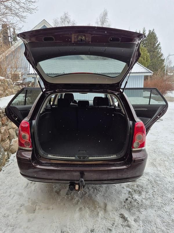Begagnad Toyota Avensis 147 HK (108 kW) 2008 Mörkröd Kombi