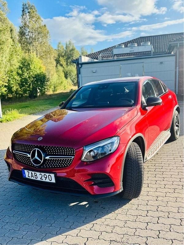 Röd Begagnad 2018 Mercedes GLC250 AMG line Sportkupé | 382 000 kr (Marknadspris) - Bild 1/4