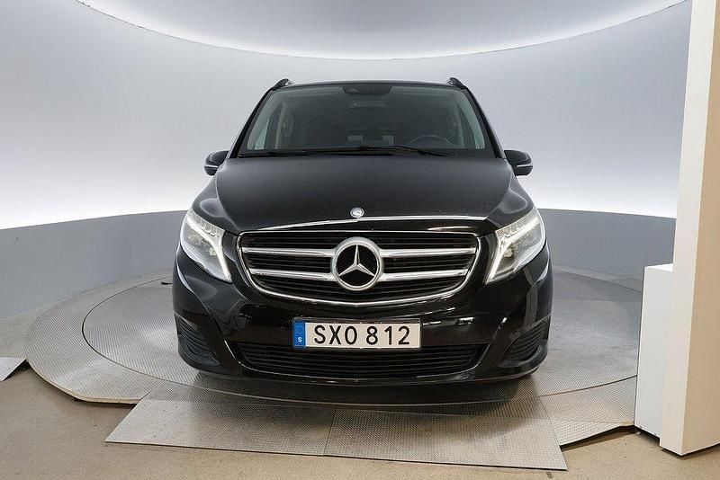 Svart Begagnad 2015 Mercedes V220 Minibuss | 399 000 kr (Marknadspris) - Bild 1/4