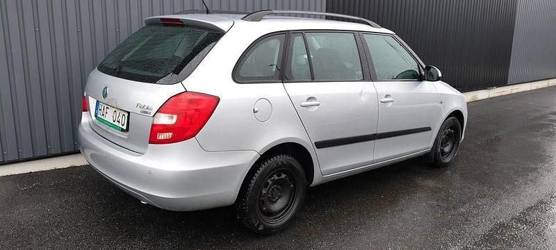 Begagnad Skoda Fabia Elegance 75 HK (55 kW) 2011 Silver