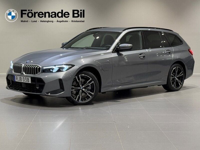 Grå Begagnad 2024 BMW 330e M Sport Kombi | 579 000 kr (Bra pris) - Bild 1/4