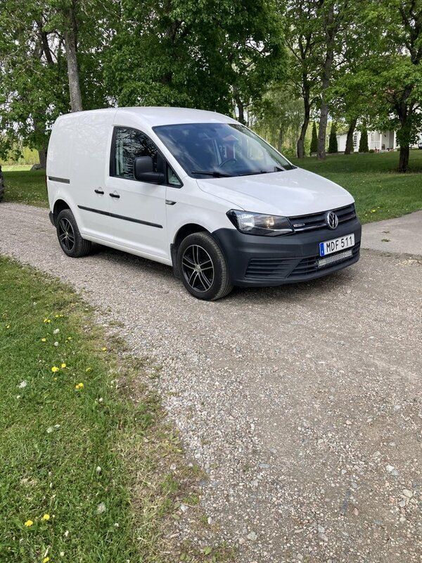 Vit Begagnad 2016 VW Caddy Minibuss | 115 000 kr (Superpris) - Bild 1/4