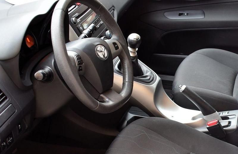 Begagnad Toyota Auris 132 HK (97 kW) 2011 Silver Halvkombi