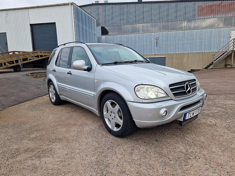 Silver Begagnad 2000 Mercedes ML55 AMG AMG SUV | 74 900 kr - Bild 1/4