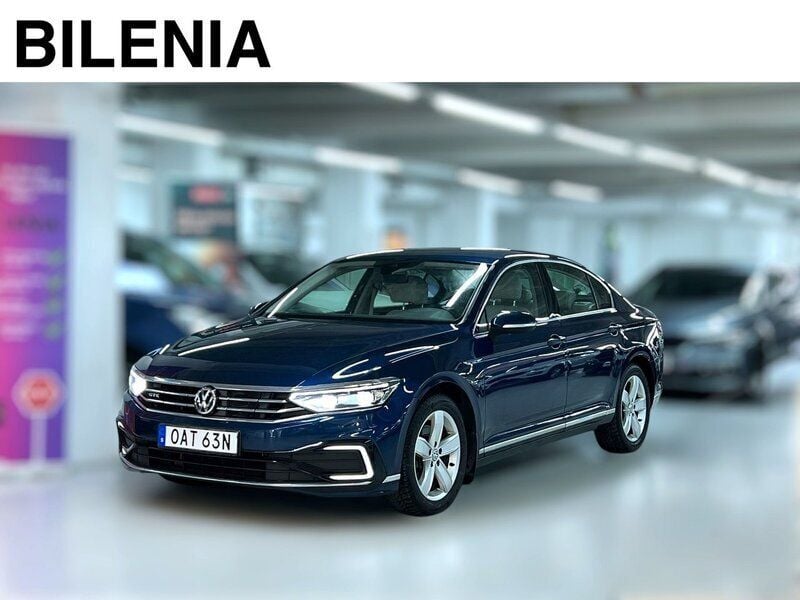 Blå Begagnad 2019 VW Passat GTE Sedan | 199 900 kr (Marknadspris) - Bild 1/3