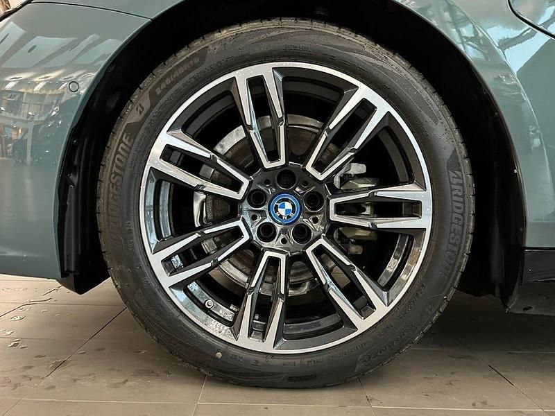 Begagnad BMW 530 M Sport 299 HK (219 kW) 2025 Cape york grön metallic Sedan