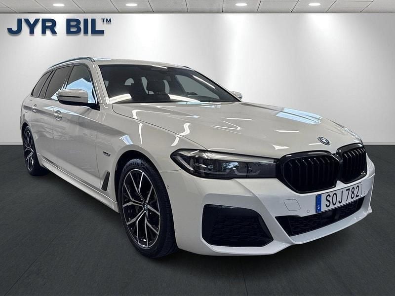 Vit Begagnad 2023 BMW 530e M Sport Kombi | 399 700 kr (Bra pris) - Bild 1/4