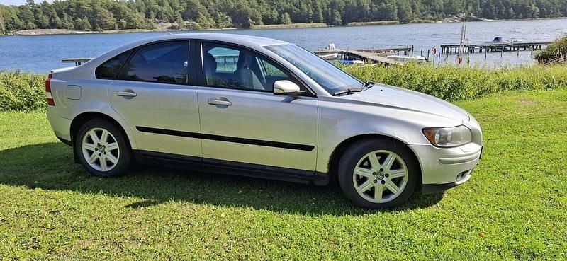 Silver Begagnad 2004 Volvo S40 Sedan | 12 500 kr (Superpris) - Bild 1/4