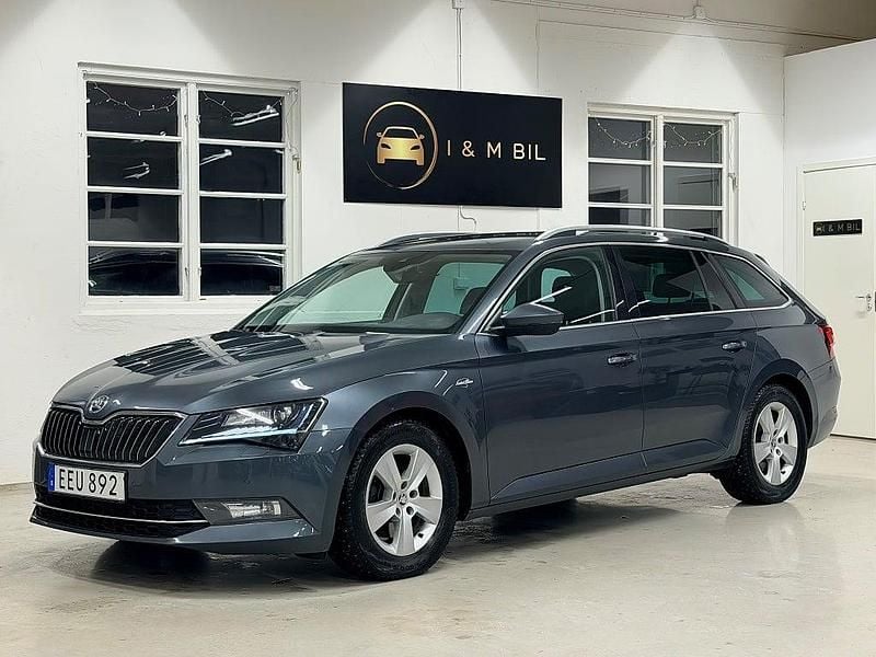 Grå Begagnad 2018 Skoda Superb LAURIN & KLEMENT Kombi | 179 900 kr (Marknadspris) - Bild 1/4