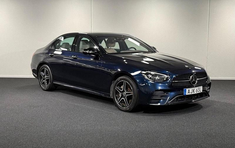 Mörkblå (blå) Begagnad 2022 Mercedes E220 AMG line Sedan | 379 000 kr (Marknadspris) - Bild 1/4