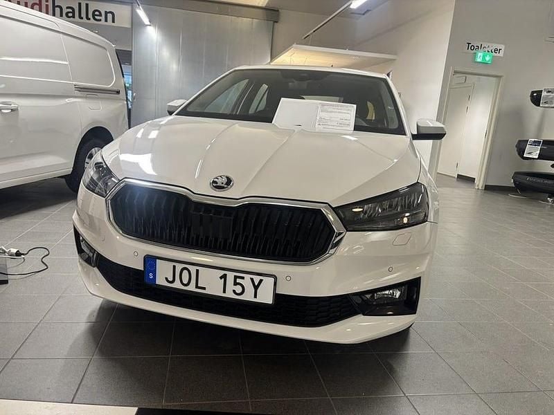 Begagnad Skoda Fabia Style 110 HK (80 kW) 2023 Candy white Halvkombi