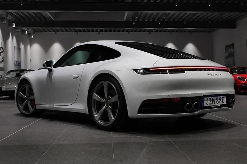 Begagnad Porsche 911 Carrera S 450 HK (330 kW) 2020 Carrara white metallic Sportkupé