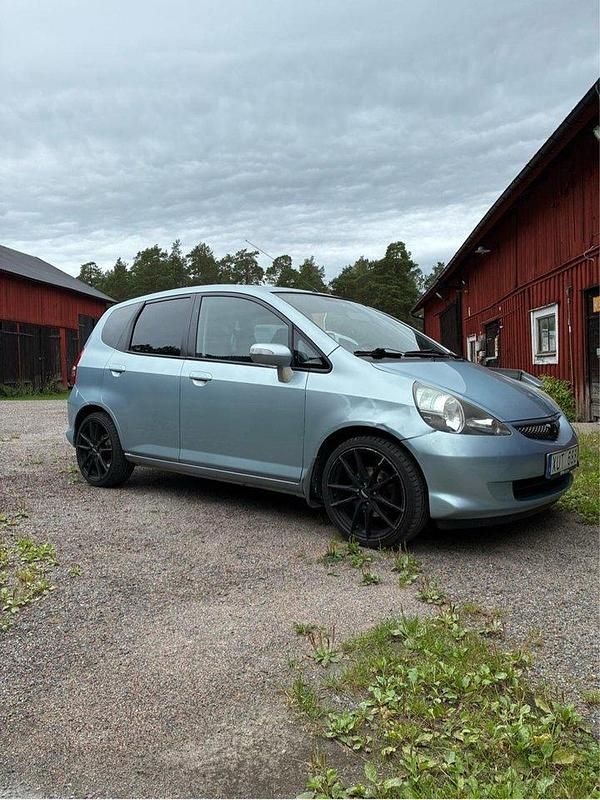 Blå Begagnad 2006 Honda Jazz Halvkombi | 45 000 kr (Marknadspris) - Bild 1/4
