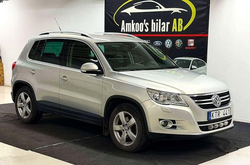 Grå Begagnad 2010 VW Tiguan Sportline SUV | 79 900 kr (Marknadspris) - Bild 1/4