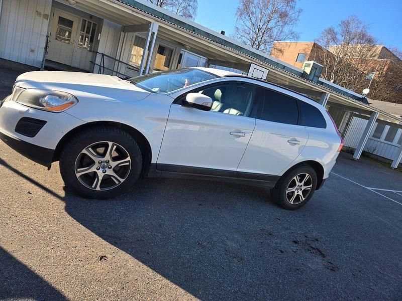 Vit Begagnad 2013 Volvo XC60 SUV | 80 000 kr (Superpris) - Bild 1/4