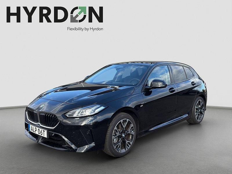 Svart Begagnad 2025 BMW 120 M Sport Halvkombi | 379 000 kr (Bra pris) - Bild 1/4