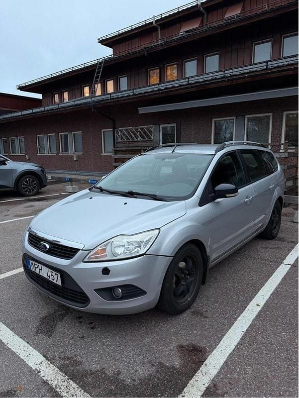 Grå Begagnad 2010 Ford Focus Platinum Kombi | 36 000 kr (Marknadspris) - Bild 1/3