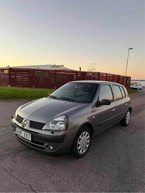 Grå Begagnad 2003 Renault Clio II Expression Halvkombi | 25 000 kr (Marknadspris) - Bild 1/4