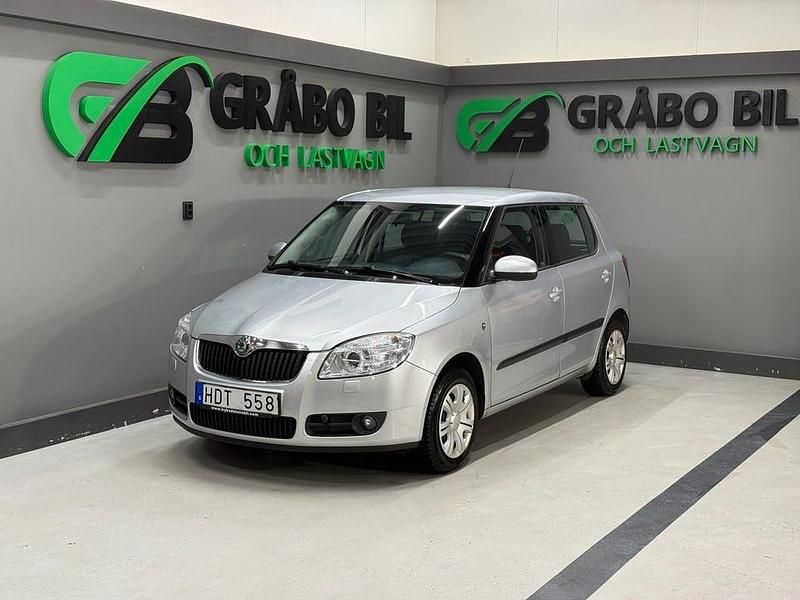 Silver Begagnad 2009 Skoda Fabia Ambiente Halvkombi | 79 900 kr (Lite dyr) - Bild 1/4