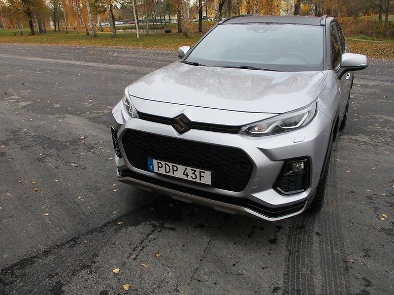 Grå Begagnad 2022 Suzuki Across SUV | 359 000 kr (Bra pris) - Bild 1/4