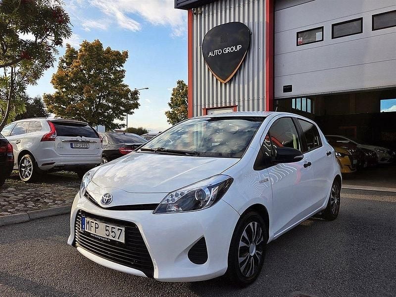 Vit Begagnad 2013 Toyota Yaris Life Halvkombi | 119 900 kr (Marknadspris) - Bild 1/4