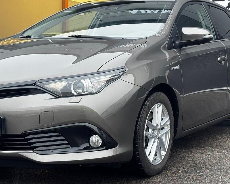 Begagnad Toyota Auris Hybrid Comfort 136 HK (100 kW) 2018 Grå Halvkombi