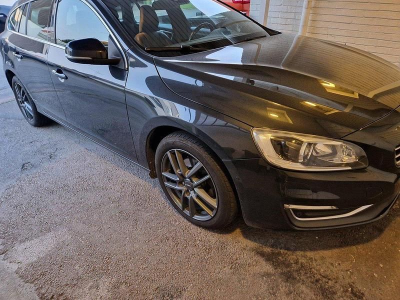 Grå Begagnad 2014 Volvo V60 Summum Kombi | 126 999 kr (Bra pris) - Bild 1/4